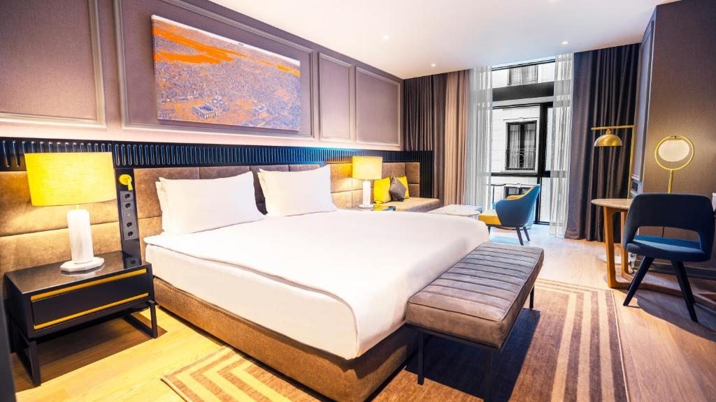 Двухместный (Улучшенный номер с кроватью размера «king-size») отеля Sofitel Istanbul Taksim, Стамбул
