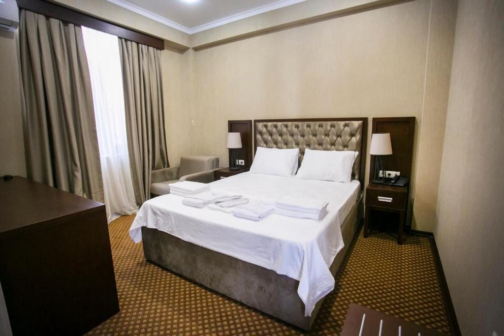 Двухместный (Двухместный номер с двуспальной кроватью и дополнительной кроватью) отеля AinLan, Сухум