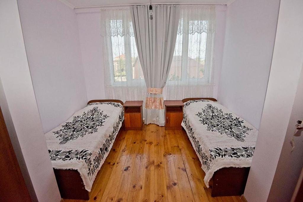 Двухместный (Стандартный двухместный номер с 2 отдельными кроватями и видом на горы) гостевого дома Aslanyan, Новый Афон