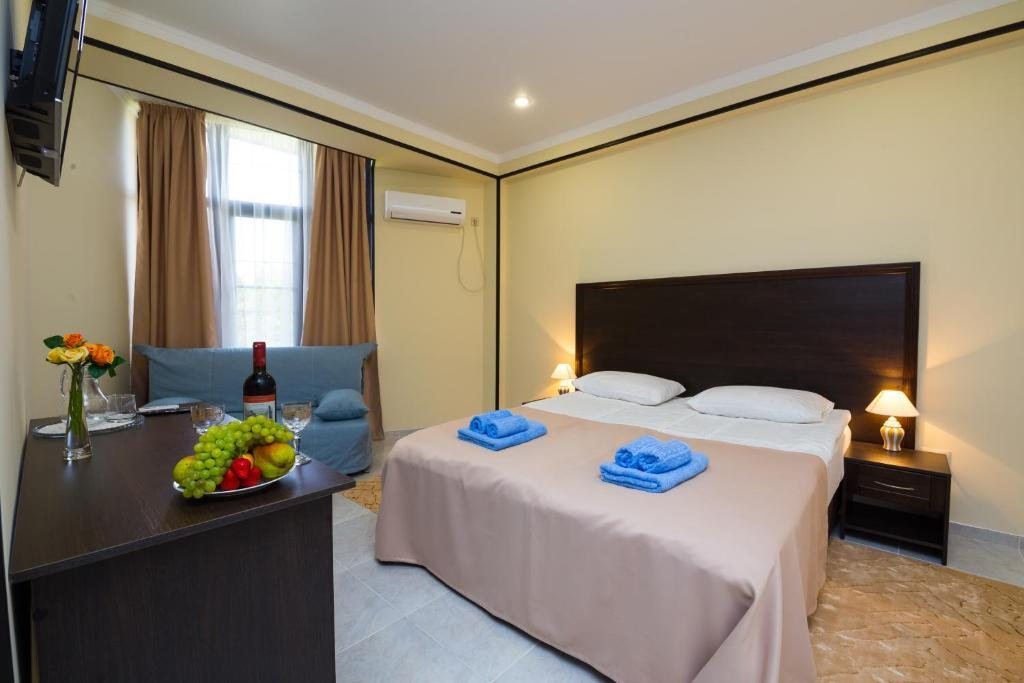 Двухместный (Улучшенный двухместный номер с 1 кроватью) отеля BMG Hotel, Сухум