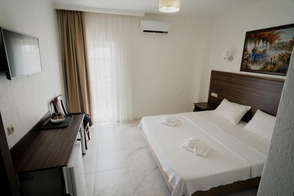 Двухместный (Улучшенный номер с кроватью размера «king-size» и балконом) отеля Hotel Samson, Сухум