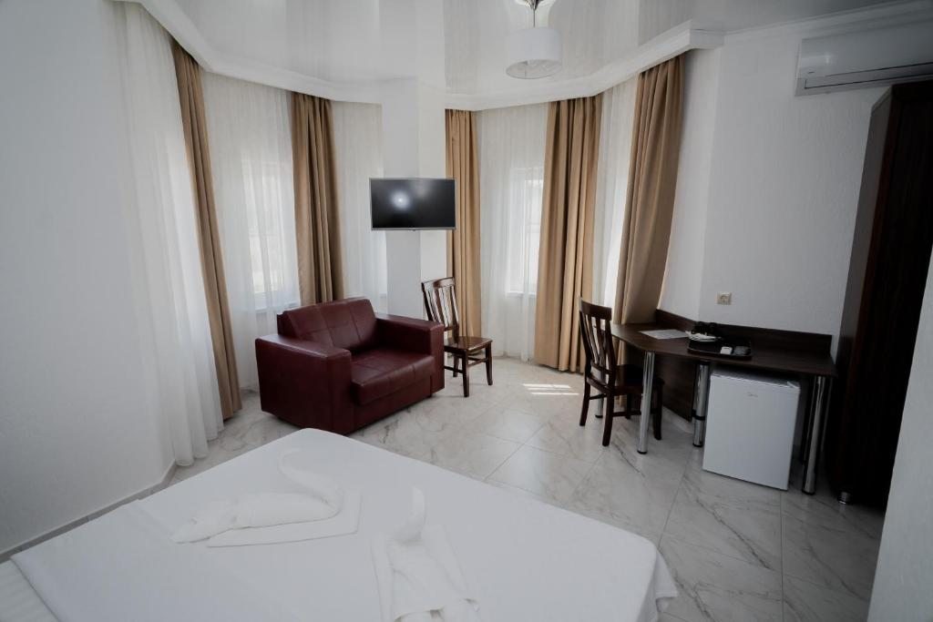Двухместный (Номер Делюкс с кроватью размера «king-size») отеля Hotel Samson, Сухум