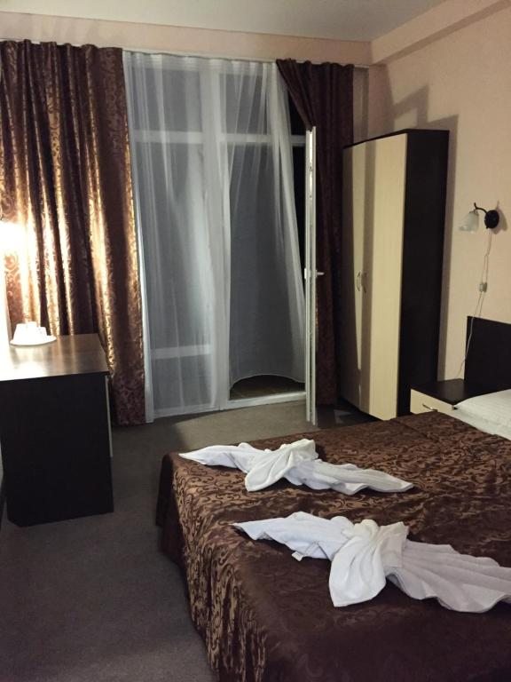 Двухместный (Двухместный номер с двуспальной кроватью и дополнительной кроватью) отеля Отель Анна, Пицунда