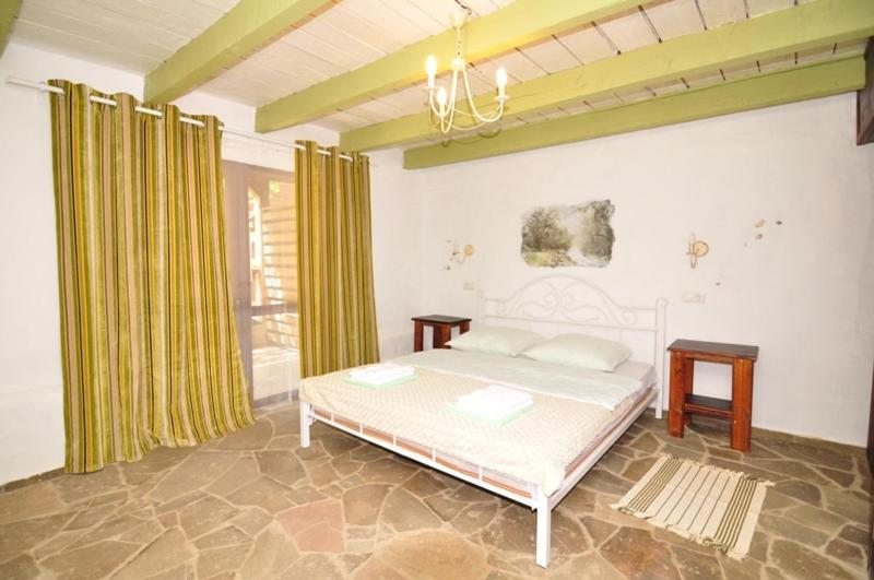 Сьюит (Стандартный двухместный люкс с 1 кроватью) отеля Отель Алаку, Сухум