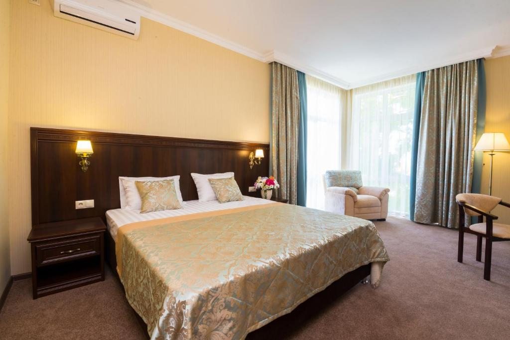 Сьюит (Улучшенный люкс с кроватью размера «king-size») отеля Отель Золотой якорь, Гудаута