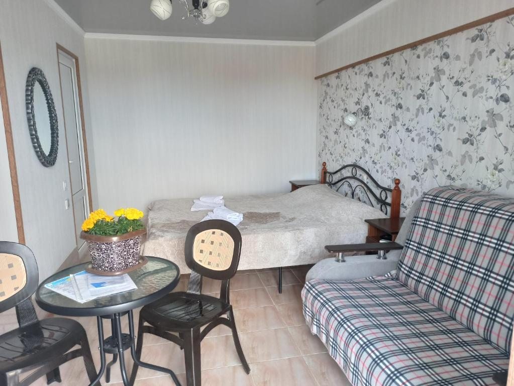 Четырехместный (Четырехместный номер с собственной ванной комнатой) гостевого дома ИЛФИ-ПАНОРАМА, Сухум