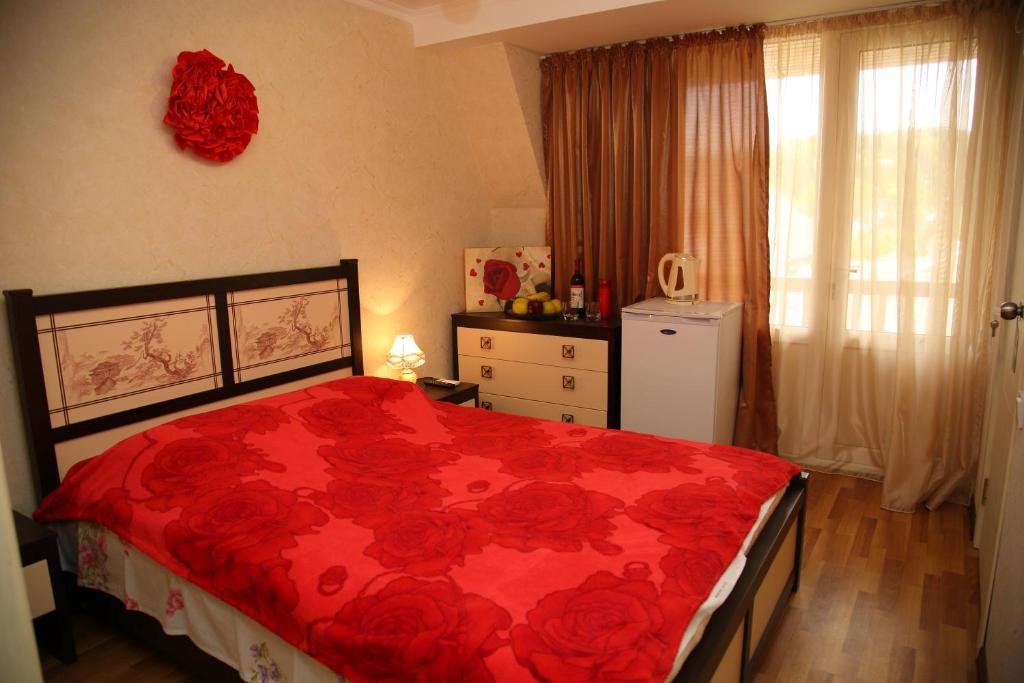 Двухместный (Двухместный номер с 1 кроватью и собственной ванной комнатой) гостевого дома Отель Милана, Сухум
