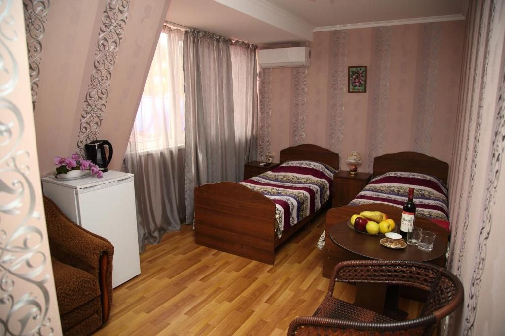 Трехместный (Трехместный номер с собственной ванной комнатой) гостевого дома Отель Милана, Сухум