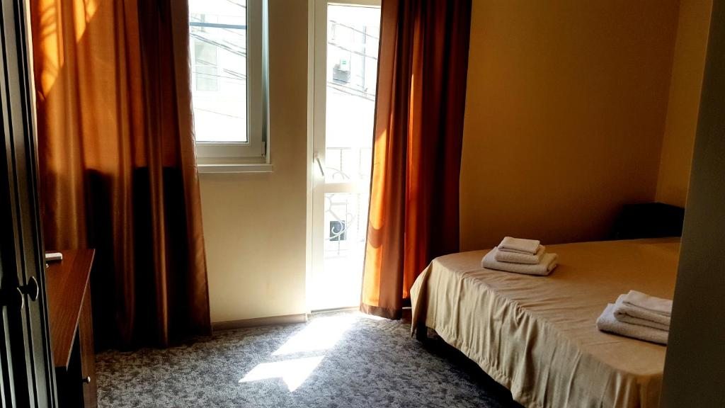Двухместный (Двухместный номер с 1 кроватью и балконом) отеля Отель на Садовой, Сухум