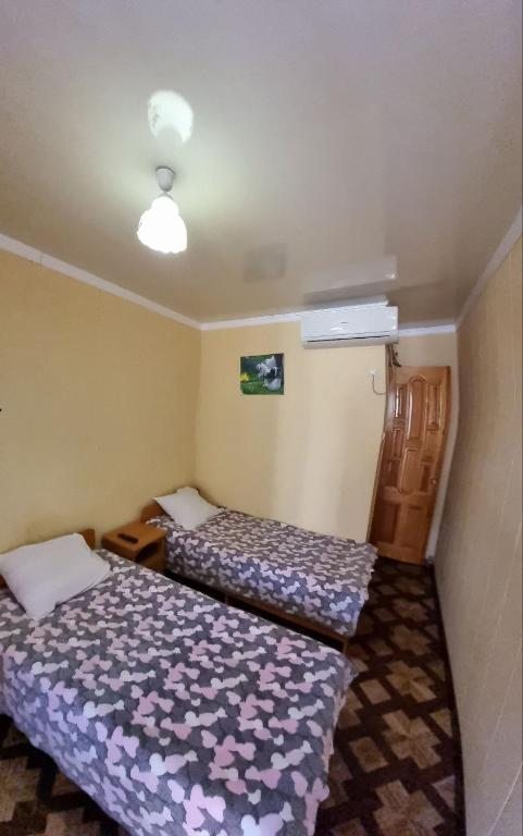 Двухместный (Бюджетный двухместный номер с 2 отдельными кроватями) гостевого дома Гостевой дом на Турбазе на ул. Акиртава, Сухум