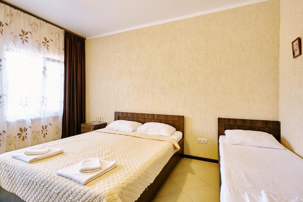 Трехместный (Классический трехместный номер) отеля Гостиница Солнце Абхазии, Пицунда