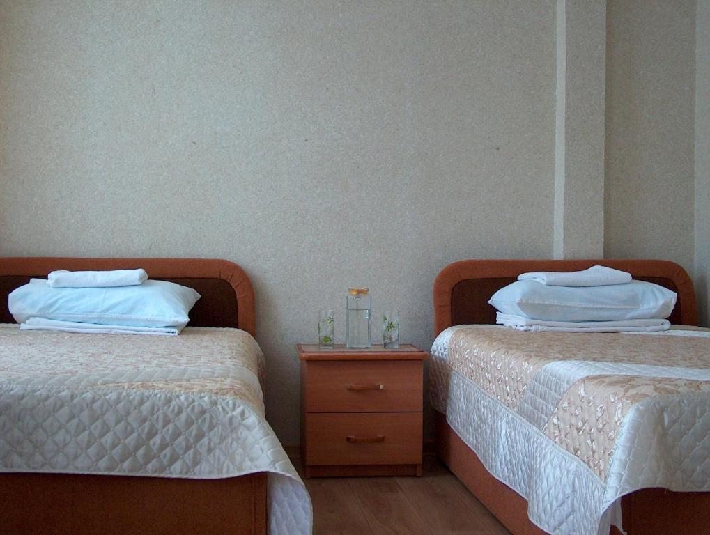 Двухместный (Стандартный двухместный номер с 2 отдельными кроватями и общей ванной комнатой) отеля Четыре комнаты на Энергетиков, Тюмень