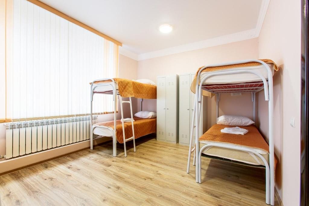 Номер (Спальное место на двухъярусной кровати в общем номере для мужчин и женщин) хостела Корона, Йошкар-Ола