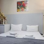 Мини-холодильник и двухспальная кровать