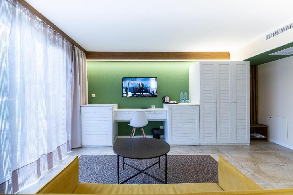 Двухместный (Улучшенный двухместный номер с 1 кроватью или 2 отдельными кроватями) гостиницы Портобелло, Адлер