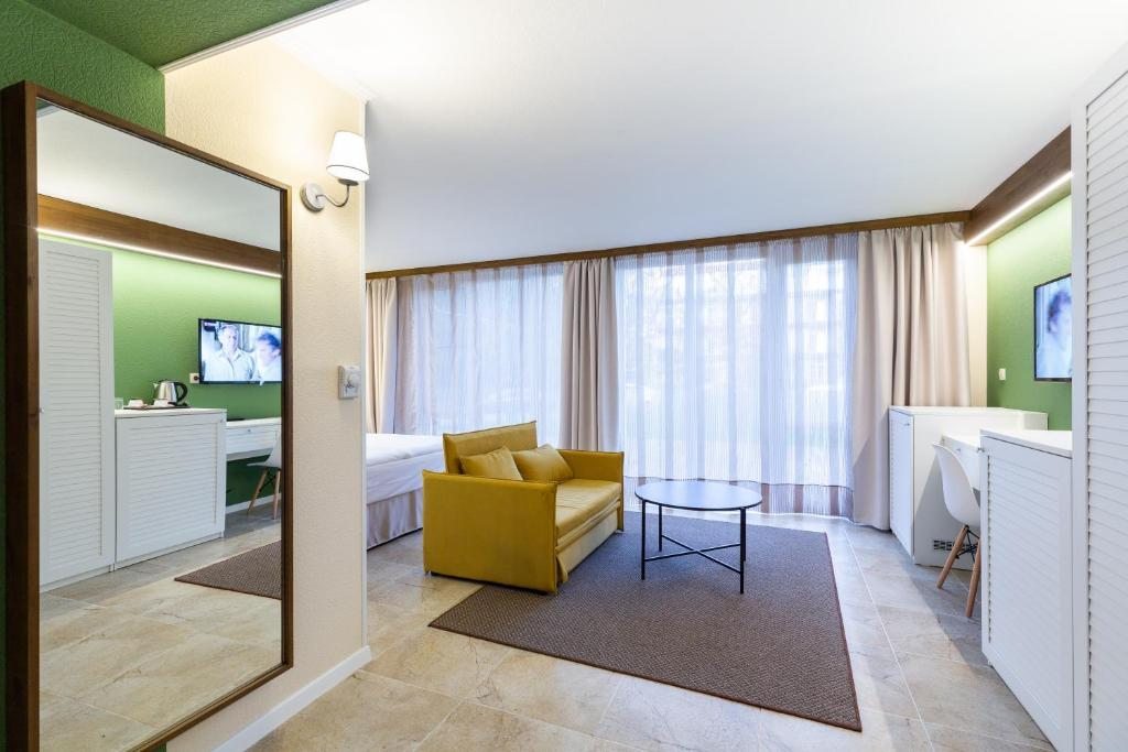 Двухместный (Улучшенный двухместный номер с 1 кроватью или 2 отдельными кроватями и террасой) гостиницы Портобелло, Адлер