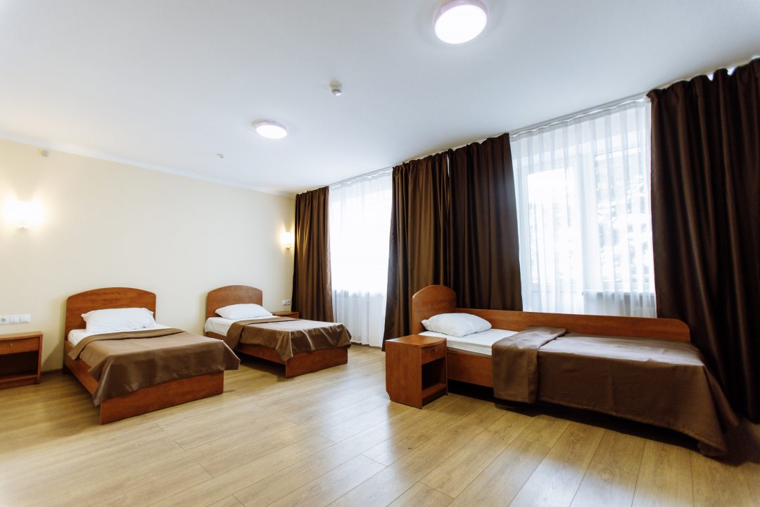 Трёхместный и более (Стандартный трехместный номер с раздельными кроватями, корпус 2) гостиничного комплекса Таврия, Симферополь