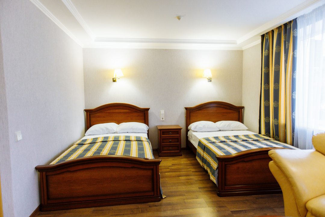 Двухместный (Комфорт двухместный с раздельными кроватями, корпус 1) гостиничного комплекса Таврия, Симферополь