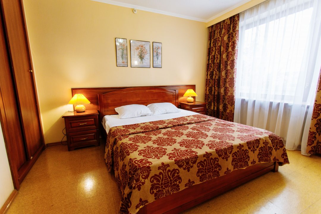 Полулюкс (Джуниор Сюит 2-комнатный, корпус 1) гостиничного комплекса Таврия, Симферополь