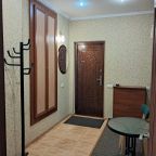 Холл-веранда с напольной вешалкой для одежды и шкафом.