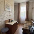 Зона кухни оснащена необходимой бытовой техникой, посудой.