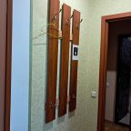 Коридорчик оснащен настенной вешалкой для одежды.