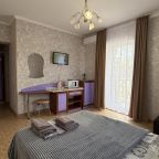 Двуспальная кровать и раскладывающийся мини диванчик.