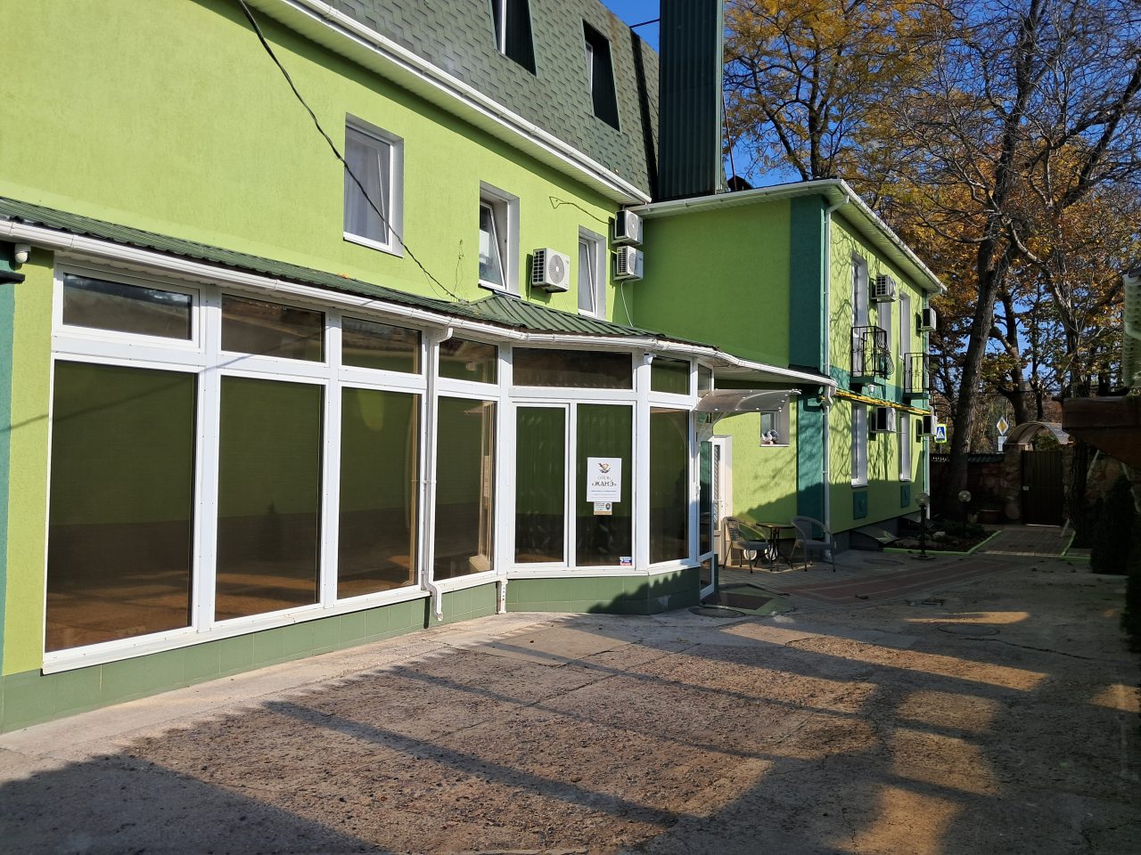 Парковка, Жанэ Отель