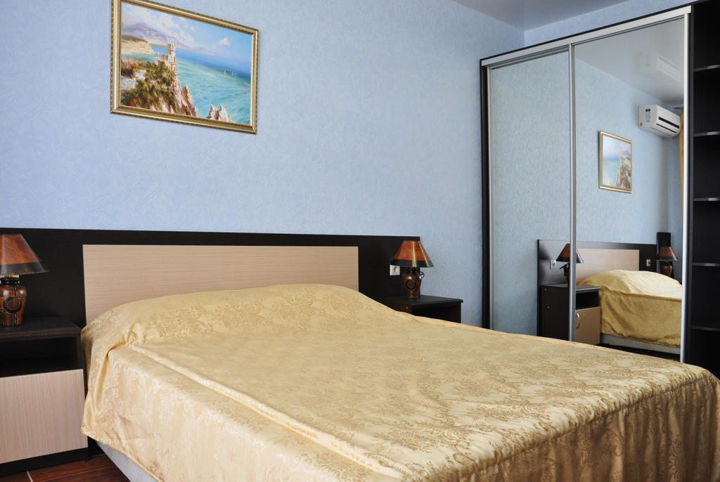 Двухместный (Стандартный двухместный номер с 1 кроватью или 2 отдельными кроватями и балконом) курортного отеля Гранд Прибой, Анапа