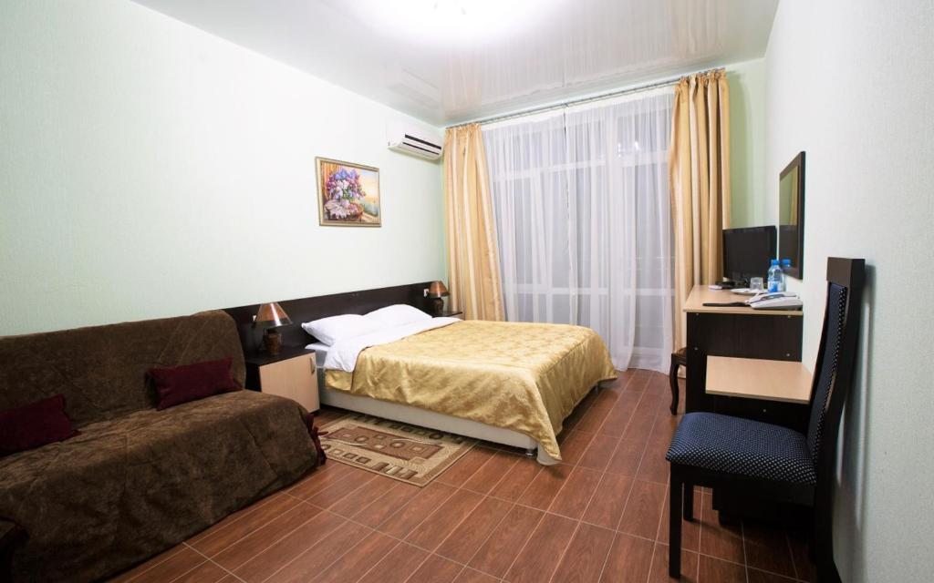Двухместный (Двухместный номер с 1 кроватью или 2 отдельными кроватями и дополнительной кроватью) курортного отеля Гранд Прибой, Анапа
