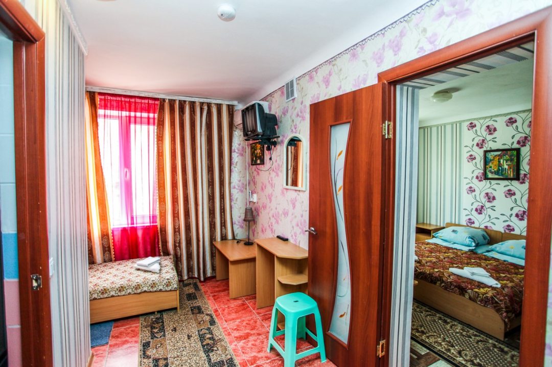 Семейный (Комфорт трехместный двухкомнатный.) гостиницы Бриз, Щелкино, Крым