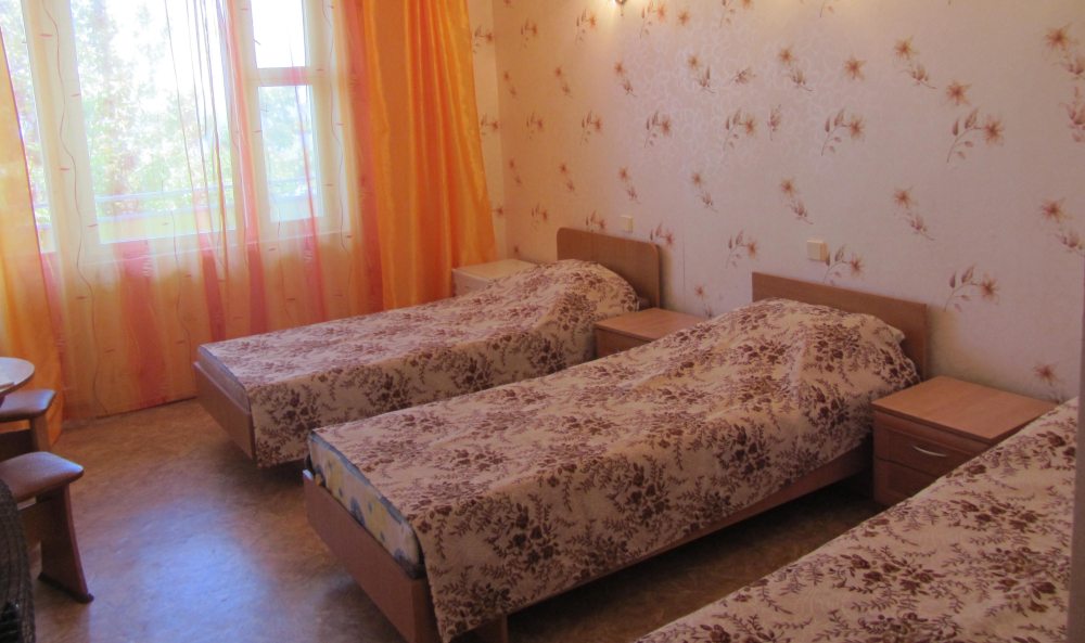 Люкс (Трехместный) гостиницы Крымские Дачи, Щелкино, Крым