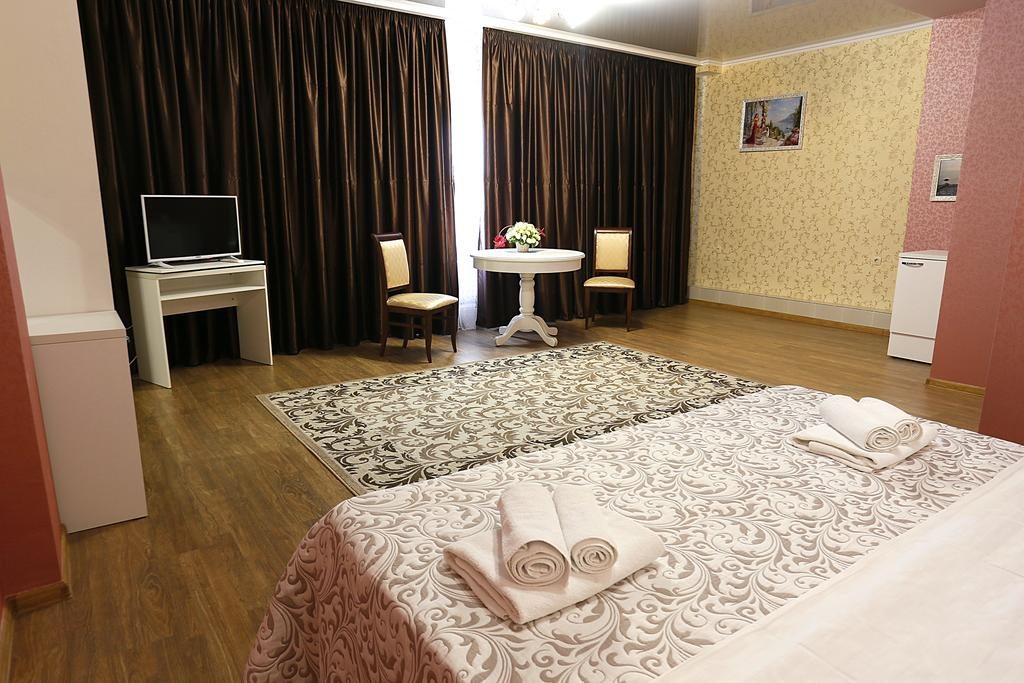 Двухместный (Люкс) отеля Ritsa Hall, Краснодар