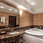 Ванная комната в номере отеля «Сухаревский», Москва