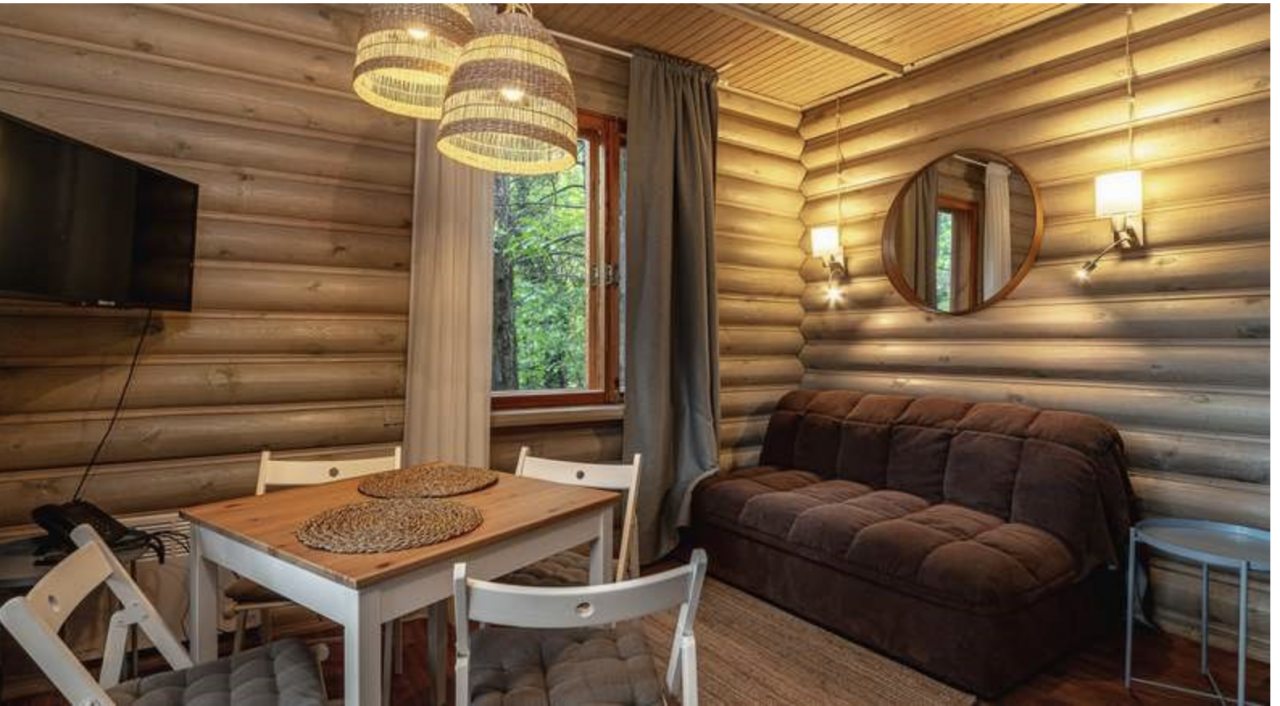 Трёхместный и более (Коттедж-сруб двухкомнатный с одной спальней и гостиной), Эко-отель Поляна Сказок