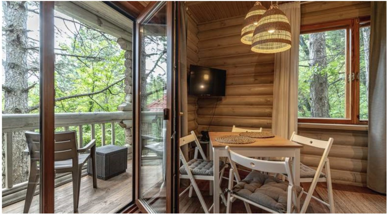 Трёхместный и более (Коттедж-сруб двухкомнатный с одной спальней и гостиной), Эко-отель Поляна Сказок