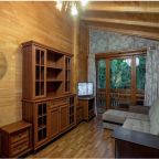 Трёхместный и более (Коттедж-сруб "Люкс" с одной спальней и гостиной), Эко-отель Поляна Сказок