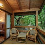 Трёхместный и более (Коттедж-сруб "Люкс" с одной спальней и гостиной), Эко-отель Поляна Сказок
