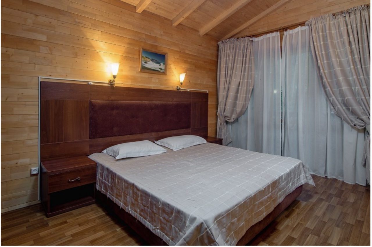 Трёхместный и более (Коттедж-сруб 