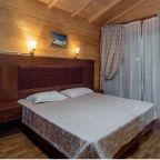 Трёхместный и более (Коттедж-сруб "Люкс" с одной спальней и гостиной), Эко-отель Поляна Сказок