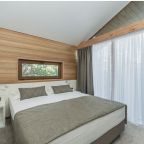 Трёхместный и более (Новый коттедж с двумя спальнями, кухней-студио и террасой), Эко-отель Поляна Сказок