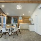 Трёхместный и более (Новый коттедж с двумя спальнями, кухней-студио и террасой), Эко-отель Поляна Сказок