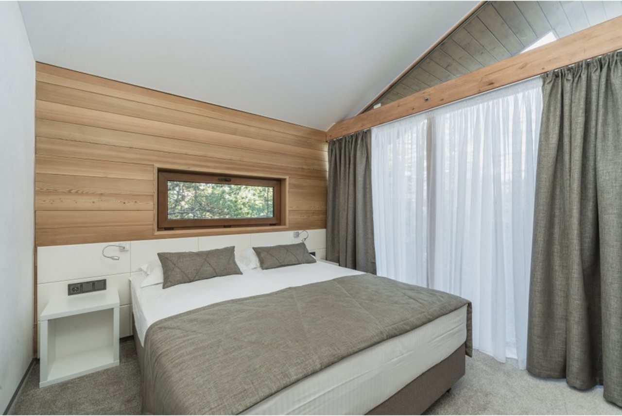 Трёхместный и более (Новый коттедж с одной спальней, кухней-студио и террасой), Эко-отель Поляна Сказок