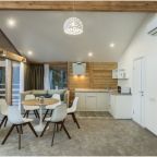 Трёхместный и более (Новый коттедж с одной спальней, кухней-студио и террасой), Эко-отель Поляна Сказок