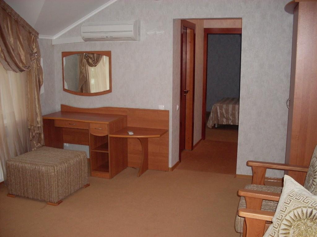 Трехместный (Стандартный трехместный номер с общей ванной комнатой и туалетом) гостевого дома Каприз на Советской, Анапа