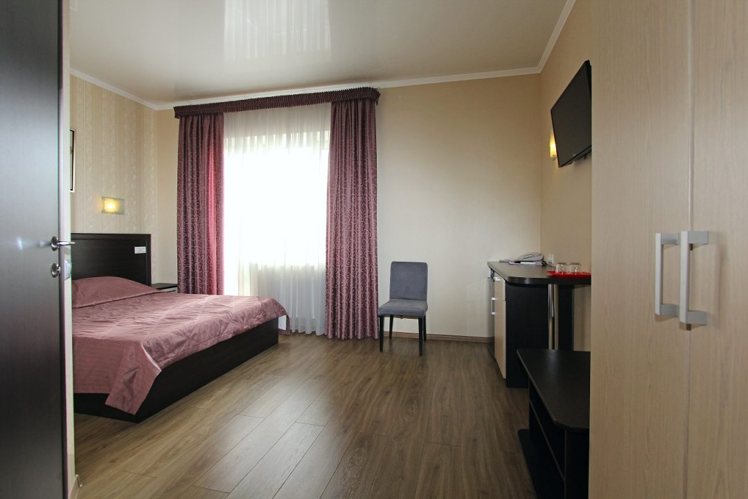 Двухместный (Стандарт с двуспальной кроватью или двумя односпальными с балконом) отеля Монарх, Анапа