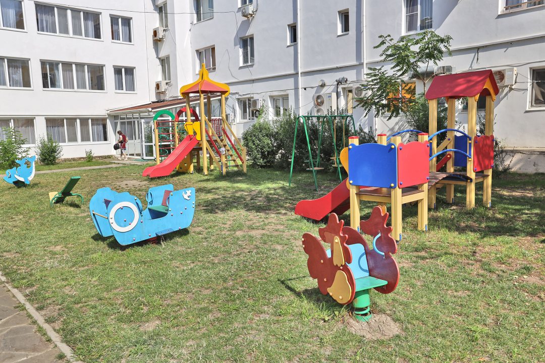 Детская площадка на улице, Курортный комплекс Маяк