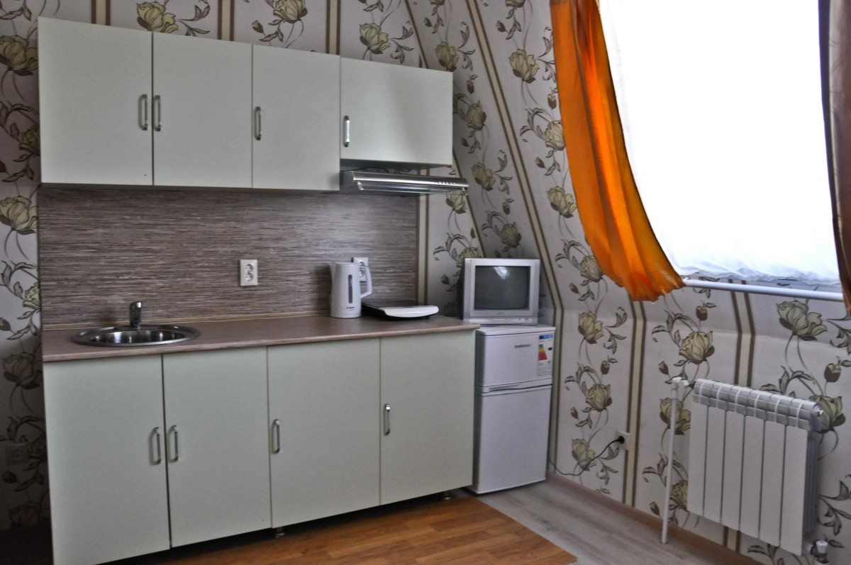 Четырехместный (Двухкомнатный, с мини-кухней (4 эт)) гостевого дома SunShine, Анапа