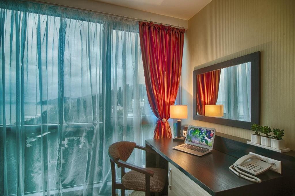 Двухместный (Двухместный номер с 1 кроватью или 2 отдельными кроватями и видом на море) курортного отеля Автомобилист, Хоста