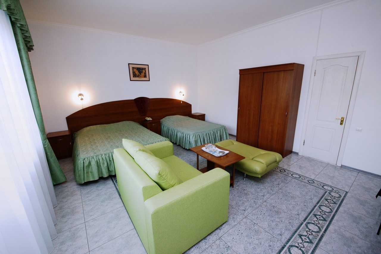 Полулюкс (С балконом), Гостевой дом Ясон